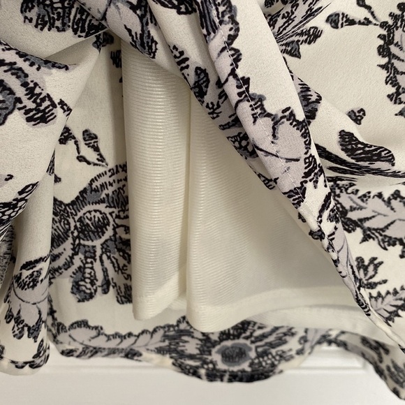 NWOT ASTR The Label mini dress with v-neck and statement sleeves. - Picture 6 of 16